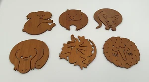 Juego de posavasos Mugmates 6 animales de madera de teca hechos en Australia oso koala - Imagen 1 de 8