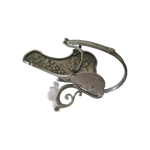 Wertvoller Schwyzer PEWTER ORNATE FOOTED WINE BOTTLE CRADLE CADDY Grape Leaves - Picture 1 of 4