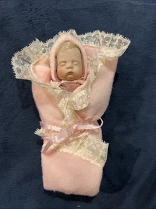 Vintage kleine schlafende Baby Mädchen Porzellan Puppe Bean Boydy Kuschelig Mini - Bild 1 von 11