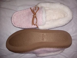 sanoma house shoes size 8/9 pink fuzzy putter. White fuzzy inside - Picture 1 of 4