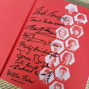 Doctor Who: Complete History 24 Signed by Milton Johns +8 Cast & Crew - Foto 1 di 2