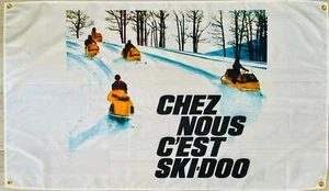 MOTOS DE NIEVE SKI-DOO CHEZ NOUS C_EST SKI-DOO 3x5 pies BANDERA BANNER HOMBRE CUEVA GARAJE - Imagen 1 de 1
