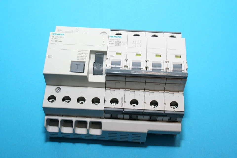 LOTTO INTERRUTTORE MAGNETOTERMICO DIFFERENZIALE SIEMENS 4X16A C16 30mA   SSPB39C - Immagine 1 di 1