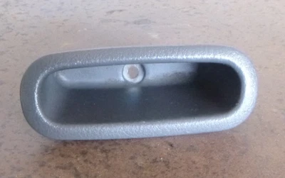 Tirador de puerta interior Mitsubishi Mirage 96-03 Foto 1 de 3