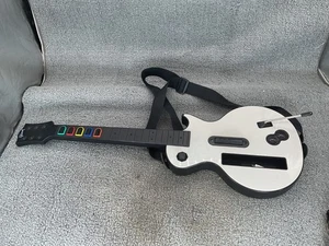 Guitarra Inalámbrica Wii Guitar Hero Gibson Les Paul Blanca con Correa Cubierta Trasera FUNCIONA - Imagen 1 de 8