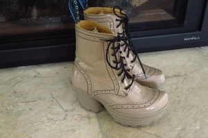 Stivaletti JOHN FLUEVOG Mellow Brogue Bebop Boot beige vernice tacco 7 - Foto 1 di 4