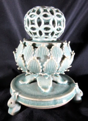 Quemador de incienso Celadon coreano de colección base de loto y tortuga con tapa de orbe perforada Foto 1 de 4