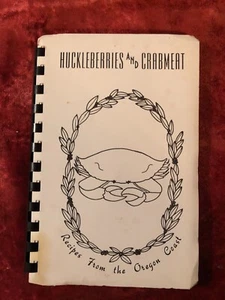 RECIPES FROM THEOREGON COAST HUCKLEBERRIES & CRABMEAT SOFT COVER 1979 2ND EDIT. - Imagen 1 de 8