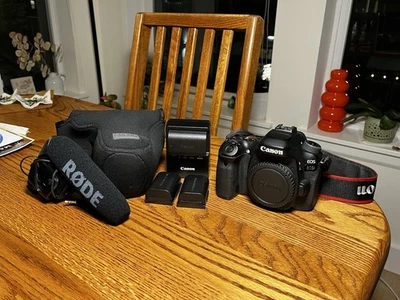 Corpo da câmera Canon EOS 80D 24.2MP DSLR com microfone Rode, estojo, 3 baterias, carregador - Imagem 1 de 4