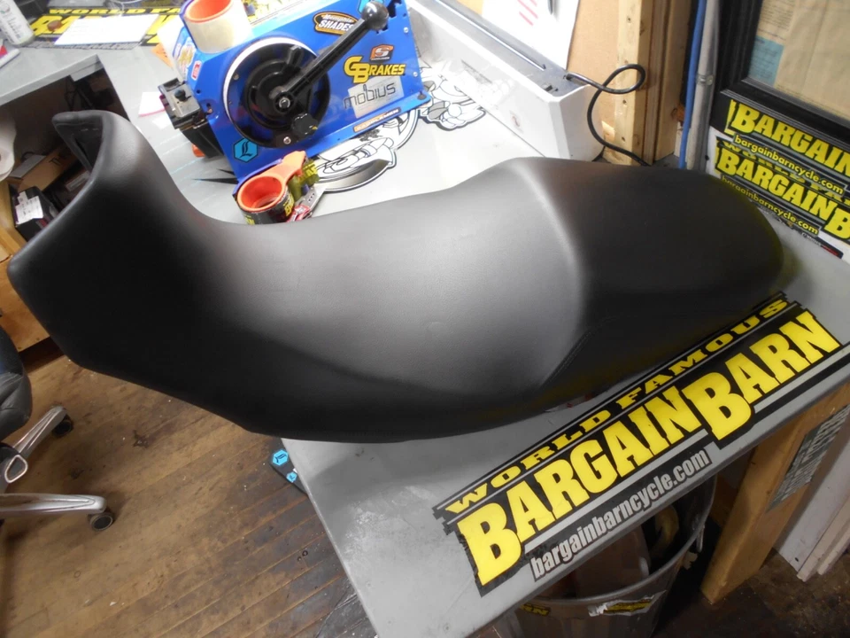 Оригинальное пассажирское сиденье для водителя Triumph Tiger 1050 2007-2012 годов выпуска 2300669 - Изображение 1 из 4