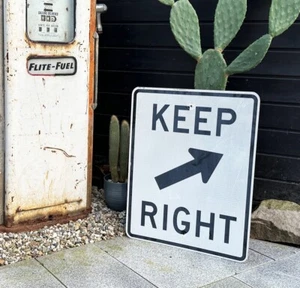 LETRERO DE TRÁFICO ORIGINAL USA KEEP RIGHT 76x61 US DINER MAN CAVE DECORACIÓN ROADTRIP - Imagen 1 de 4