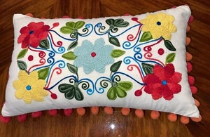 "Pioneer Cuscino da lancio donna ricamato con accento floreale con cerniera e pompon 18" - Foto 1 di 9