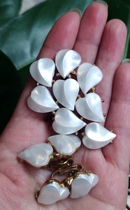 TRIFARI Vintage White Pearlized Heart Shape Signed Brooch Clip On Earring Set - Picture 1 of 12