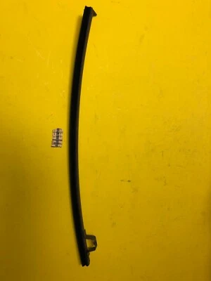 Pilar puerta trasera derecha Datsun Nissan Sunny B310 82220-H9400 genuino nuevo de stock Foto 1 de 4