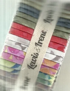 Lewis und Irene Bumbleberries 2,5 Zoll Streifen Rolle Clothworks Stoff - Bild 1 von 1