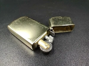 Bonito encendedor de gasolina pequeño vintage - revisado - color dorado - 0678CO AM05 - Imagen 1 de 8