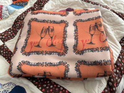 Manta polar Veuve Clicquot 50x60 pulgadas con estampado de vidrio champán beige/naranja Foto 1 de 4