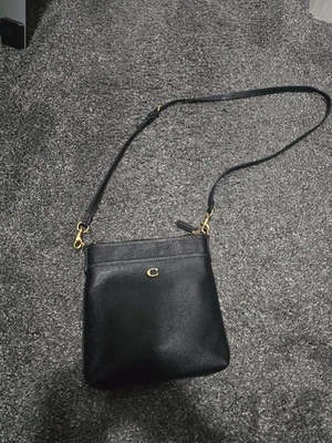 Bandolera pequeña Coach Crossgrain para mujer - negra (41320) Foto 1 de 4