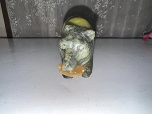 Figura de oso de jade miniatura tallada a mano con pez en la boca aproximadamente 3 pulgadas x 3 pulgadas - Imagen 1 de 3