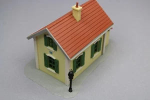Y1114 Jouef 1980 maquette train Ho 1:87 maison du garde barriere assemblé - Imagen 1 de 4