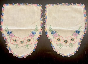 Vintage Sesselhussen Blumen bestickt gehäkelte Kanten 12” x 8,5” unbenutzt - Bild 1 von 8