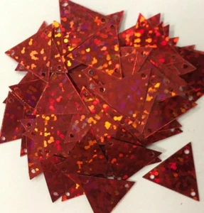 100 x RED HOLOGRAPHIC TRIANGLE SEQUIN EMBELLISHMENT craft 16mm - Picture 1 of 2