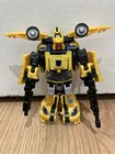 TRANSFORMERS CHUG CLASSICS LEGACY BUMBLEBEE W/RENDERFORM HUB SCOUT KIT + PAPER