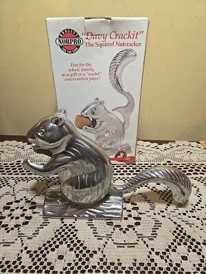 Cascanueces de ardilla plateada Norpro "Davy Crackit" de colección aluminio fundido 5,5" de alto Foto 1 de 4