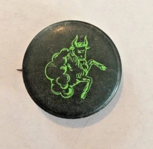 Vintage 1960er Jahre Schwarz und Grün Pinback Knopf GEHÖRNTES TIER ~ STIER STERNZEICHEN - Bild 1 von 3