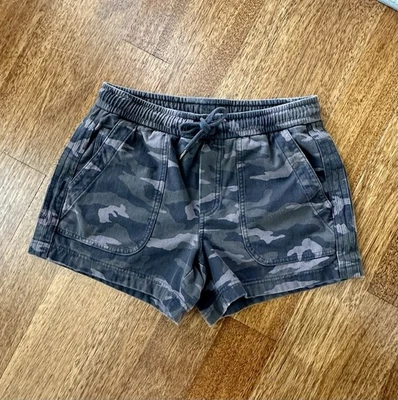 Шорты Athleta Farallon 4 зеленые камуфляжные эластичные с карманами на шнурке - Изображение 1 из 4