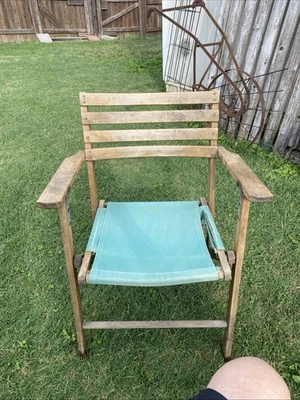 Silla plegable vintage MCM, respaldo de listones, asiento de lona, necesita reparación Foto 1 de 4