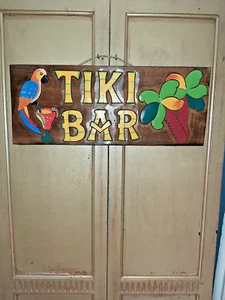 INSEGNA IN LEGNO MASSELLO " TIKI BAR " CON PAPPAGALLO E PALME - Foto 1 di 12