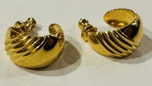 Vintage klassische strukturierte goldfarbene Halbcreolen Ohrringe - Bild 1 von 4