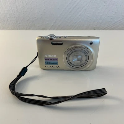 Nikon Coolpix S3100 / Pocketkamera / Silber / 14 Megapixel / 5x Zoom / Händler - Bild 1 von 4