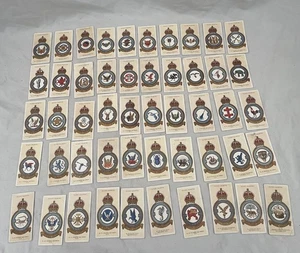 Juego completo de 50 tarjetas de cigarrillo John Player Raf insignias - Imagen 1 de 2