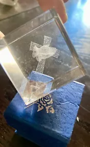 Paper Weight Can Praying Hands w/cross 1.60 Square Glass Crystal Cube GIFT NEW - Picture 1 of 2
