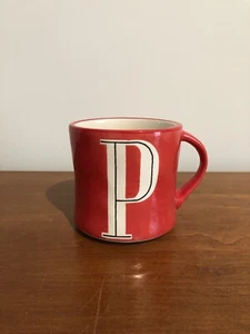 Taza de café de cerámica pintada a mano roja con monograma inicial Anthropologie P nueva sin etiquetas - Imagen 1 de 4