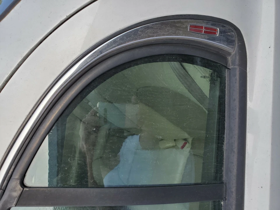 1998-1999-2000-2001-2002 LINCOLN CONTINENTAL LEFT REAR DOOR VENT GLASS - Image 1 of 1