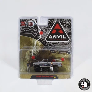 M2 Machines 1976 GMC Sierra Grande 15 4x4 1:64 Diorama - Amboss Off Road R06 24-21 - Bild 1 von 3