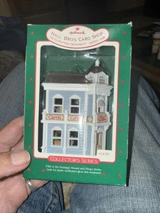 Hallmark Keepsake Ornament Hall Bros Card Shop 1988 5th Nostalgic House. Ho5 - Imagen 1 de 1