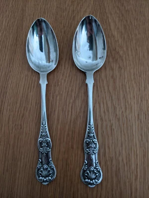 Par de cucharaditas de plata 1868 William Coghill con patrón de madreselva Kings Foto 1 de 4