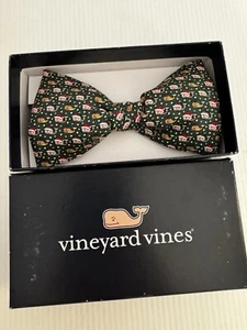 NEW Vineyard Vines Whale Holiday Christmas Printed Bow Tie Green - Picture 1 of 3