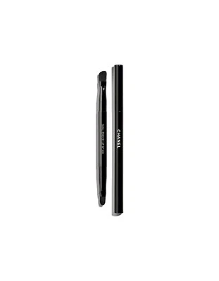 CHANEL DUAL-ENDED LIP BRUSH N°300 Dual-Ended Lip Brush Makeup Artist techniques - Image 1 of 4