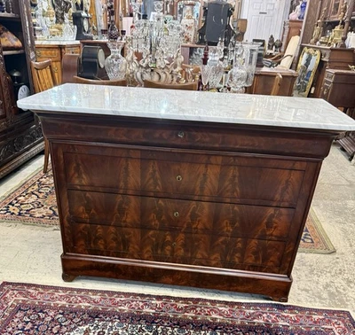 Cofre francés Louis Philippe | Armario aparador superior de mármol blanco caoba flameado Foto 1 de 4
