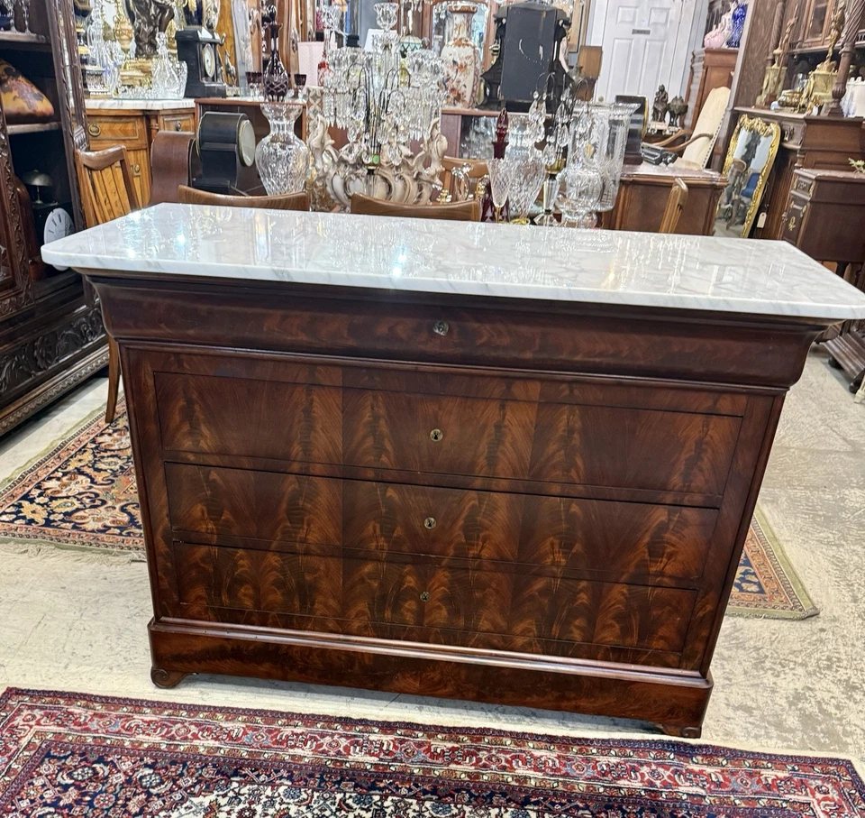 Cofre francés Louis Philippe | Armario aparador superior de mármol blanco caoba flameado Foto 1 de 4