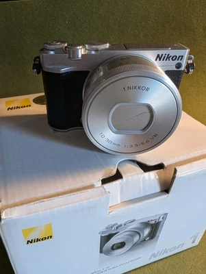 Nikon 1 J5 mit 10-30mm VR Objektiv, getestet, 3738 clicks - Bild 1 von 4