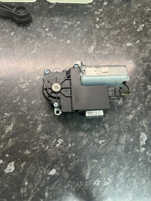 Vauxhall Corsa C 2001 - 2006 Electric Sunroof Motor 44019160 HZH36 - Image 1 of 4