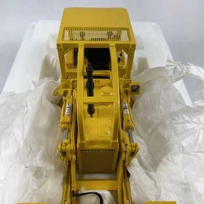 First Gear 1/25 International Harvester 175 Crawler/Dozer with Bucket - Image 1 of 4