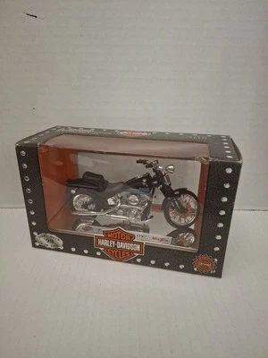 Harley Davidson Maisto 1997 1:18 fundido a presión (FXSTSB Bad Boy) Foto 1 de 4