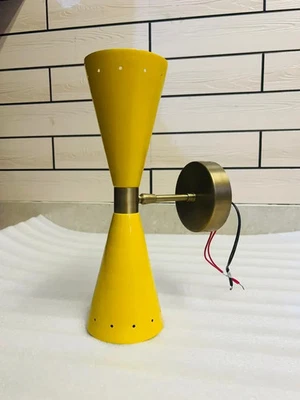 Par de apliques de pared Diabolo modernos amarillos de mediados de siglo - luces de tocador italianas para Foto 1 de 4